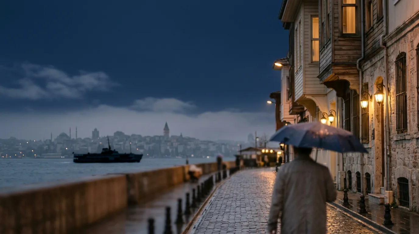 Alacakaranlıkta İstanbul silüetine bakan, huzurlu ve güven veren şehir manzarası.